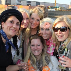 Junggesellinnenabschied auf dem Partyboot